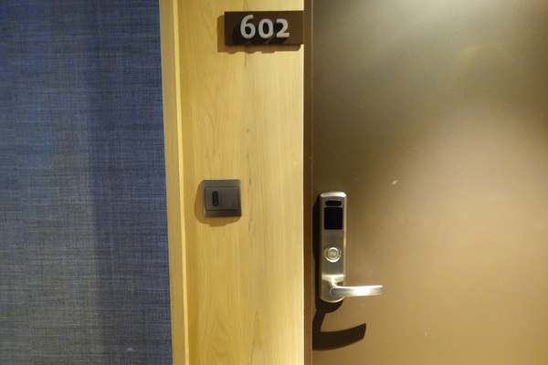 紅點文旅：1031230[官本金文愛台灣]台中市中區RedDot紅點文旅巨型不鏽鋼溜滑梯文青工藝風地表上最潮旅店近中華夜市日新戲院旁