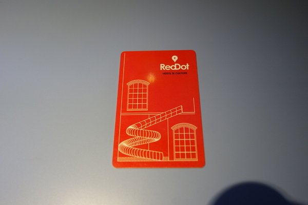 紅點文旅：1031230[官本金文愛台灣]台中市中區RedDot紅點文旅巨型不鏽鋼溜滑梯文青工藝風地表上最潮旅店近中華夜市日新戲院旁