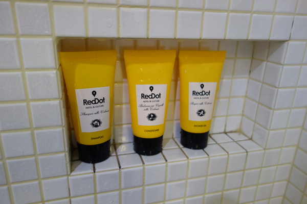 紅點文旅：1031230[官本金文愛台灣]台中市中區RedDot紅點文旅巨型不鏽鋼溜滑梯文青工藝風地表上最潮旅店近中華夜市日新戲院旁