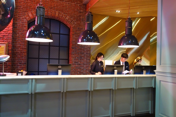 紅點文旅：1031230[官本金文愛台灣]台中市中區RedDot紅點文旅巨型不鏽鋼溜滑梯文青工藝風地表上最潮旅店近中華夜市日新戲院旁