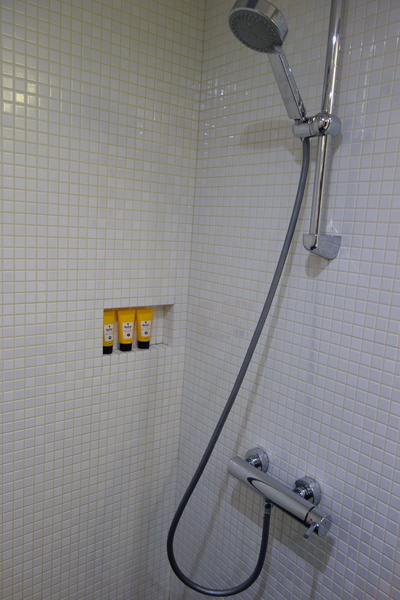 紅點文旅：1031230[官本金文愛台灣]台中市中區RedDot紅點文旅巨型不鏽鋼溜滑梯文青工藝風地表上最潮旅店近中華夜市日新戲院旁