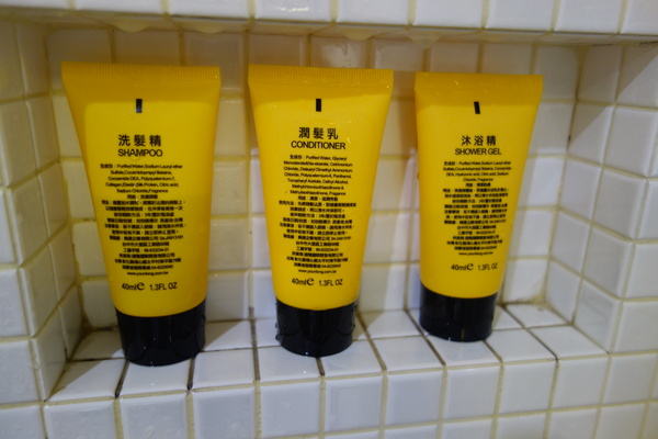 紅點文旅：1031230[官本金文愛台灣]台中市中區RedDot紅點文旅巨型不鏽鋼溜滑梯文青工藝風地表上最潮旅店近中華夜市日新戲院旁