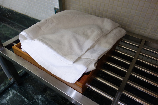 紅點文旅：1031230[官本金文愛台灣]台中市中區RedDot紅點文旅巨型不鏽鋼溜滑梯文青工藝風地表上最潮旅店近中華夜市日新戲院旁