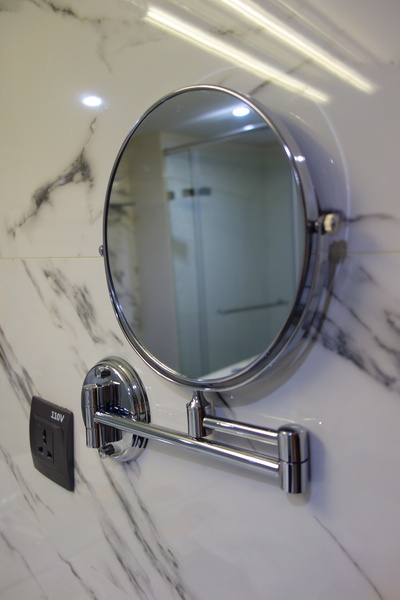 紅點文旅：1031230[官本金文愛台灣]台中市中區RedDot紅點文旅巨型不鏽鋼溜滑梯文青工藝風地表上最潮旅店近中華夜市日新戲院旁