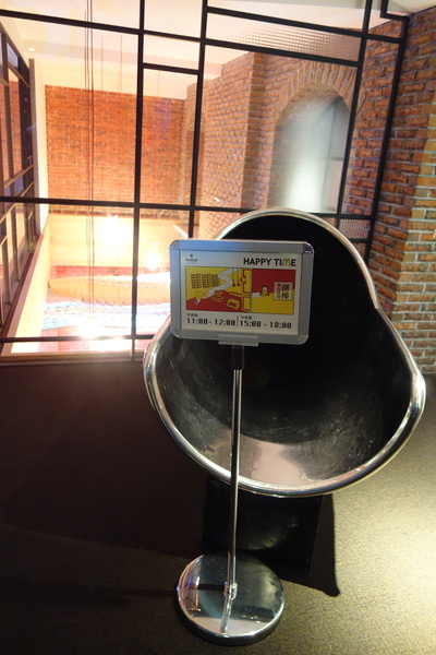 紅點文旅：1031230[官本金文愛台灣]台中市中區RedDot紅點文旅巨型不鏽鋼溜滑梯文青工藝風地表上最潮旅店近中華夜市日新戲院旁