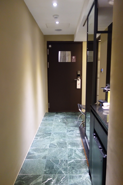 紅點文旅：1031230[官本金文愛台灣]台中市中區RedDot紅點文旅巨型不鏽鋼溜滑梯文青工藝風地表上最潮旅店近中華夜市日新戲院旁