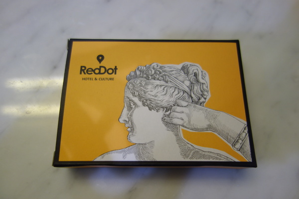 紅點文旅：1031230[官本金文愛台灣]台中市中區RedDot紅點文旅巨型不鏽鋼溜滑梯文青工藝風地表上最潮旅店近中華夜市日新戲院旁