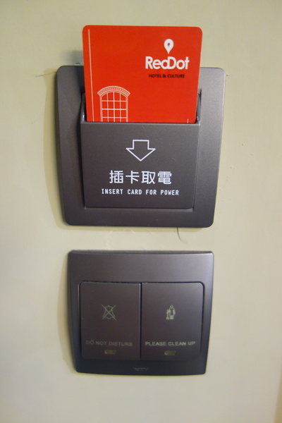 紅點文旅：1031230[官本金文愛台灣]台中市中區RedDot紅點文旅巨型不鏽鋼溜滑梯文青工藝風地表上最潮旅店近中華夜市日新戲院旁