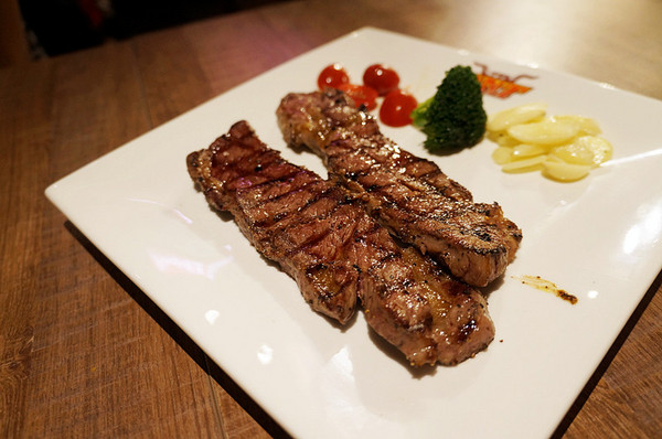 TNT美式炭烤牛排(三重店)：三重國小站♬大食客照過來！平價嚴選「比臉大」炭烤牛排，肉質鮮美大口嚼肉超痛快。　TNT美式炭烤牛排／三重店