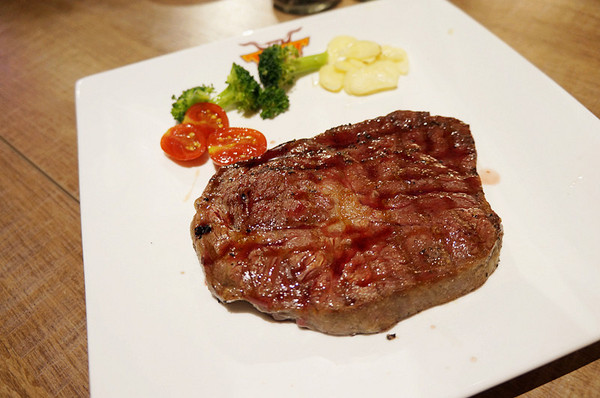 TNT美式炭烤牛排(三重店)：三重國小站♬大食客照過來！平價嚴選「比臉大」炭烤牛排，肉質鮮美大口嚼肉超痛快。　TNT美式炭烤牛排／三重店