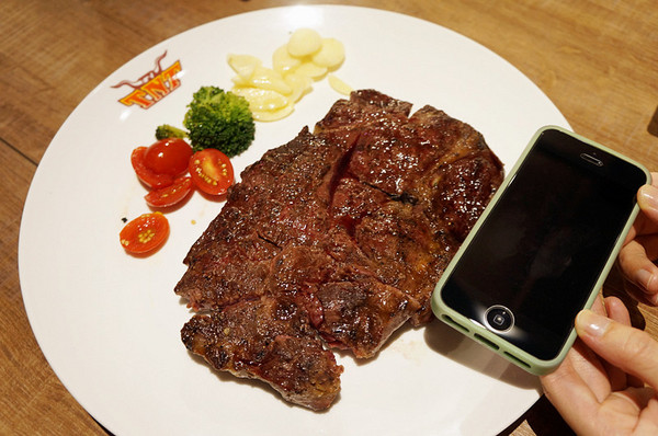 TNT美式炭烤牛排(三重店)：三重國小站♬大食客照過來！平價嚴選「比臉大」炭烤牛排，肉質鮮美大口嚼肉超痛快。　TNT美式炭烤牛排／三重店