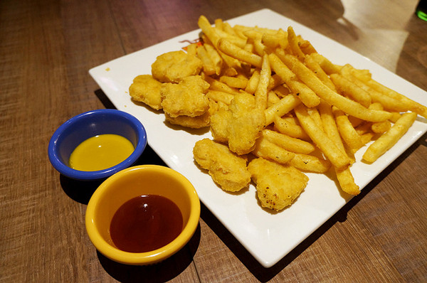 TNT美式炭烤牛排(三重店)：三重國小站♬大食客照過來！平價嚴選「比臉大」炭烤牛排，肉質鮮美大口嚼肉超痛快。　TNT美式炭烤牛排／三重店