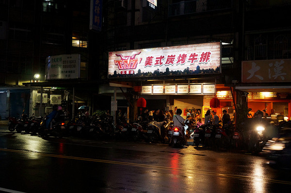 TNT美式炭烤牛排(三重店)：三重國小站♬大食客照過來！平價嚴選「比臉大」炭烤牛排，肉質鮮美大口嚼肉超痛快。　TNT美式炭烤牛排／三重店