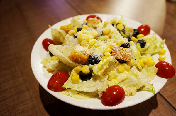 TNT美式炭烤牛排(三重店)：三重國小站♬大食客照過來！平價嚴選「比臉大」炭烤牛排，肉質鮮美大口嚼肉超痛快。　TNT美式炭烤牛排／三重店