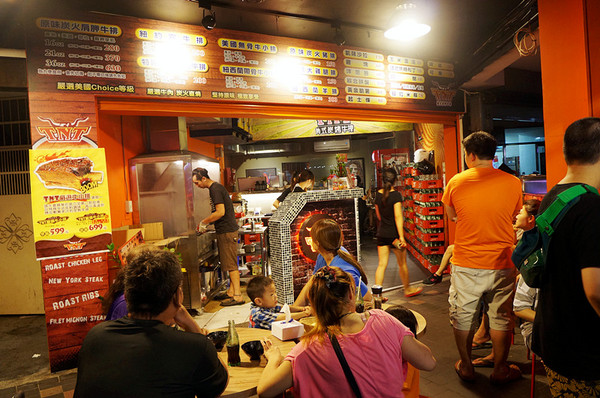 TNT美式炭烤牛排(三重店)：三重國小站♬大食客照過來！平價嚴選「比臉大」炭烤牛排，肉質鮮美大口嚼肉超痛快。　TNT美式炭烤牛排／三重店