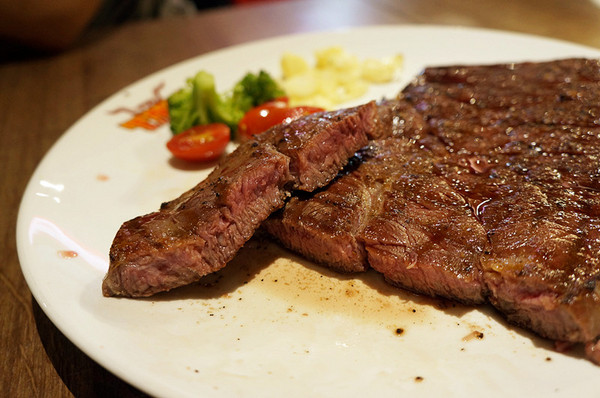 TNT美式炭烤牛排(三重店)：三重國小站♬大食客照過來！平價嚴選「比臉大」炭烤牛排，肉質鮮美大口嚼肉超痛快。　TNT美式炭烤牛排／三重店