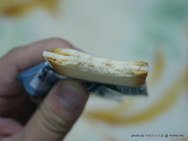 白色戀人：【食記】戀人巧克力正夯？! 北海道名物白い恋人&道頓堀の恋人 : 雖然其他品牌比較便宜, 不過還是乖乖買白色戀人好了XD