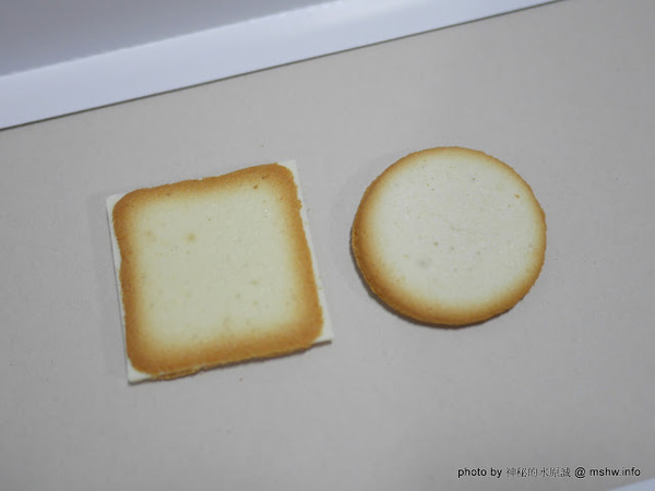 白色戀人：【食記】戀人巧克力正夯？! 北海道名物白い恋人&道頓堀の恋人 : 雖然其他品牌比較便宜, 不過還是乖乖買白色戀人好了XD