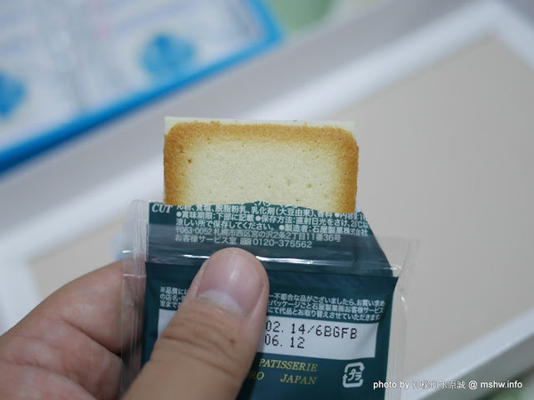 白色戀人：【食記】戀人巧克力正夯？! 北海道名物白い恋人&道頓堀の恋人 : 雖然其他品牌比較便宜, 不過還是乖乖買白色戀人好了XD