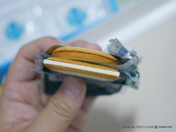 白色戀人：【食記】戀人巧克力正夯？! 北海道名物白い恋人&道頓堀の恋人 : 雖然其他品牌比較便宜, 不過還是乖乖買白色戀人好了XD