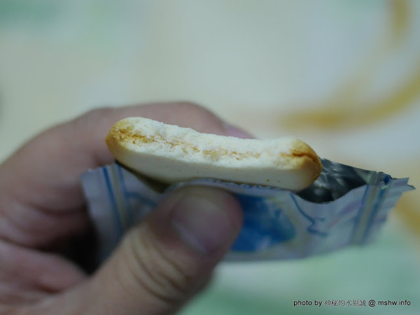 白色戀人：【食記】戀人巧克力正夯？! 北海道名物白い恋人&道頓堀の恋人 : 雖然其他品牌比較便宜, 不過還是乖乖買白色戀人好了XD