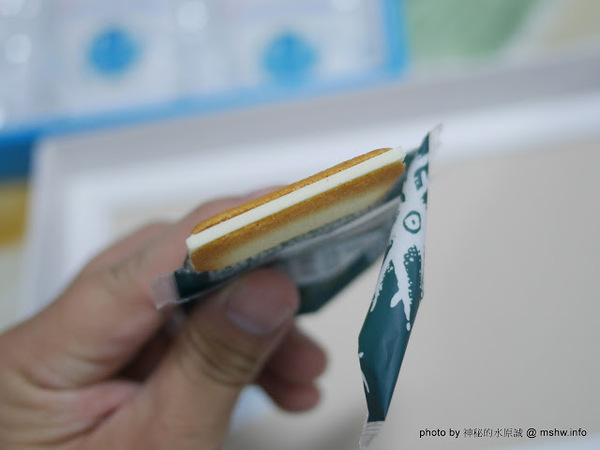 白色戀人：【食記】戀人巧克力正夯？! 北海道名物白い恋人&道頓堀の恋人 : 雖然其他品牌比較便宜, 不過還是乖乖買白色戀人好了XD