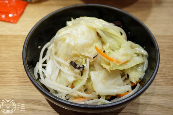 博多一風堂拉麵(台中中港新光店):※ 一風堂拉麵 ※【星羽愛美食-台中新光三越】博多湯頭超濃郁,炸雞外皮酥脆醬好吃,建議趁熱上桌快快飽餐一頓~