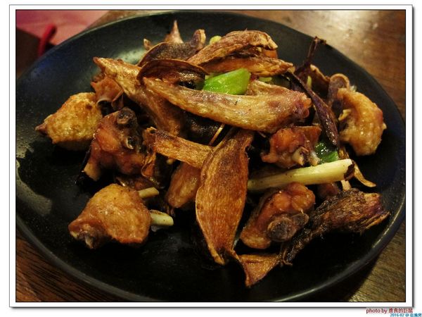 信燒烤：（台南。中西區美食）信燒烤 / 夜間聚餐，吃美食，喝酒閒聊的台式餐館。來吧來吧！日式料理，台式小炒，通通有！