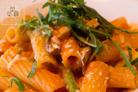 番茄乳酪水管麵