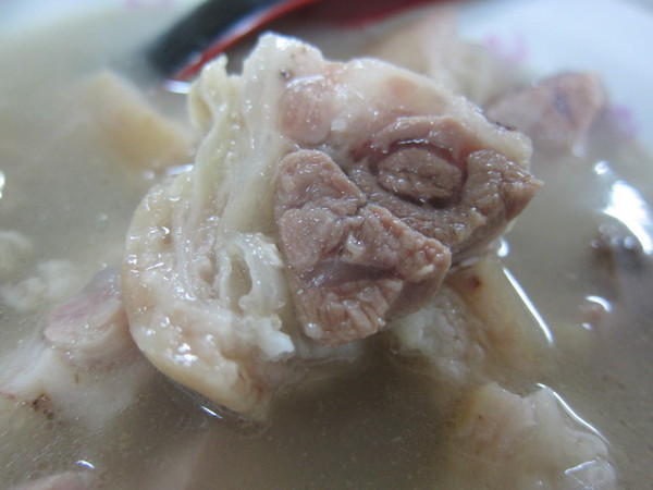 豬腳林原汁：(基隆)濃郁湯頭與煮得透徹豬腳肉－豬腳林原汁