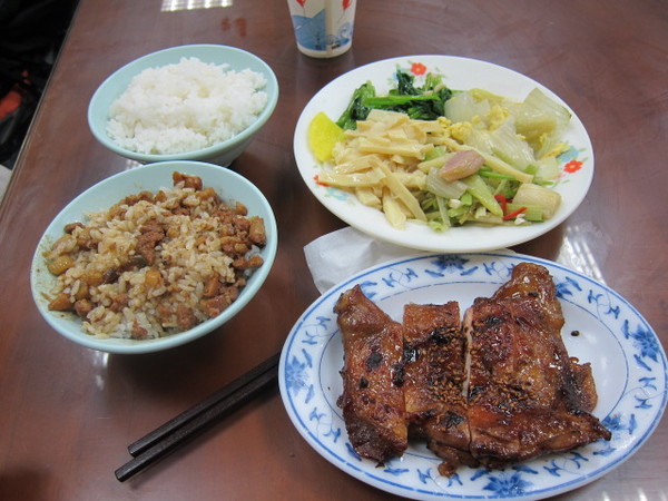 雙連街魯肉飯：（台北）油亮雞腿與大分量配菜的便當－雙連街滷肉飯
