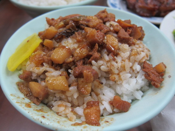 雙連街魯肉飯：（台北）油亮雞腿與大分量配菜的便當－雙連街滷肉飯
