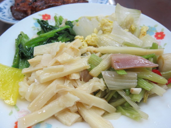 雙連街魯肉飯：（台北）油亮雞腿與大分量配菜的便當－雙連街滷肉飯