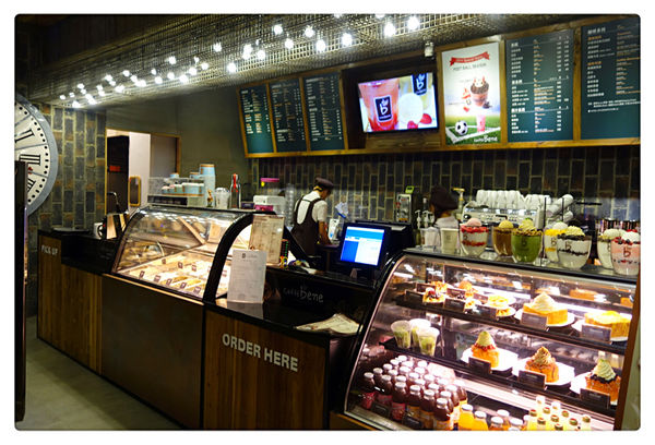 Caffe' bene 카페베네 - 台北1號店-忠孝:Caffe Bene 台北忠孝店 ~ 來自韓國的咖啡店.用餐不限時 - 捷運忠孝敦化站