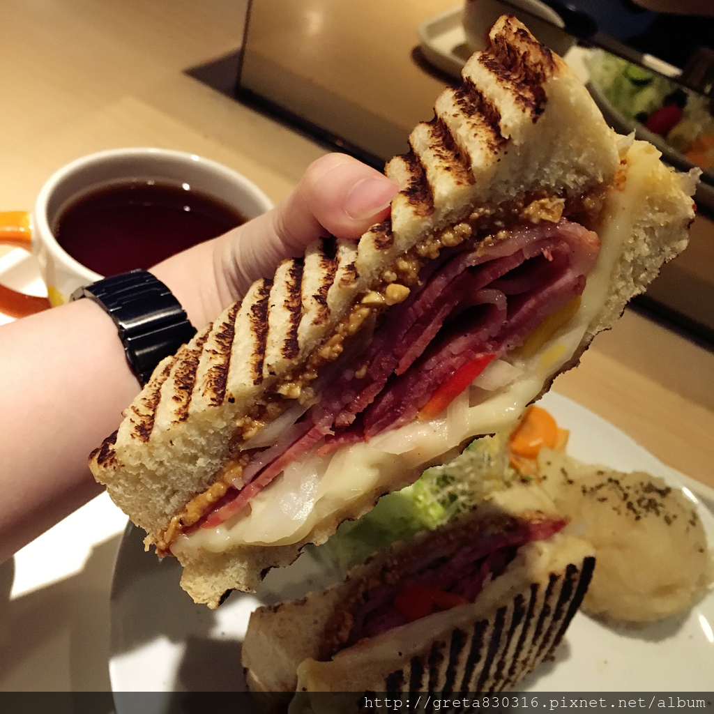 花生培根烤摩佐拉帕尼尼