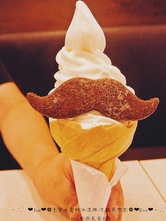 全家便利商店 FamilyMart(林口文園店):【食記】oO。。全家霜淇淋 父親節送鬍子餅乾 水蜜桃霜淇淋、芒果霜淇淋、巧克力霜淇淋、鬍子餅乾、幸福88 父親節來全家吃霜淇淋就會多加送一個鬍子餅乾做裝飾~好可愛~oO。o○。