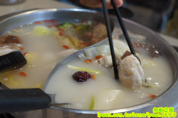 饗宴麻辣火鍋：【台南-東區】吃到飽x新鮮海產...只要$359+10％服務費~明治冰淇淋/豆花/魚冊《饗宴麻辣火鍋》