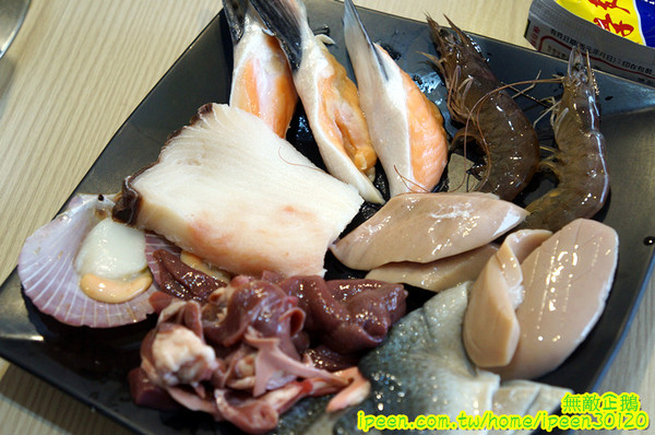 饗宴麻辣火鍋：【台南-東區】吃到飽x新鮮海產...只要$359+10％服務費~明治冰淇淋/豆花/魚冊《饗宴麻辣火鍋》