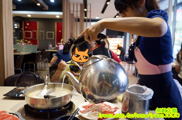 饗宴麻辣火鍋：【台南-東區】吃到飽x新鮮海產...只要$359+10％服務費~明治冰淇淋/豆花/魚冊《饗宴麻辣火鍋》