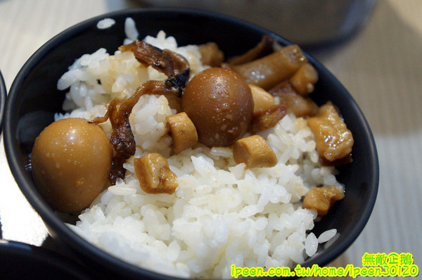 饗宴麻辣火鍋：【台南-東區】吃到飽x新鮮海產...只要$359+10％服務費~明治冰淇淋/豆花/魚冊《饗宴麻辣火鍋》