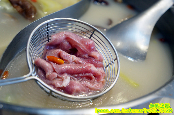 饗宴麻辣火鍋：【台南-東區】吃到飽x新鮮海產...只要$359+10％服務費~明治冰淇淋/豆花/魚冊《饗宴麻辣火鍋》