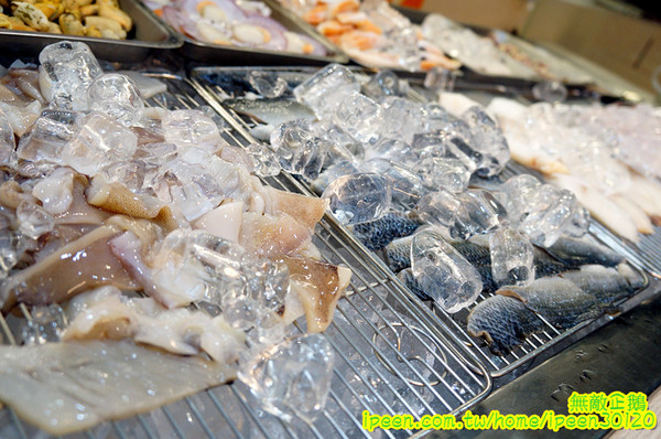 饗宴麻辣火鍋：【台南-東區】吃到飽x新鮮海產...只要$359+10％服務費~明治冰淇淋/豆花/魚冊《饗宴麻辣火鍋》