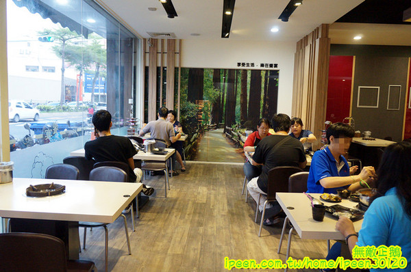 饗宴麻辣火鍋：【台南-東區】吃到飽x新鮮海產...只要$359+10％服務費~明治冰淇淋/豆花/魚冊《饗宴麻辣火鍋》