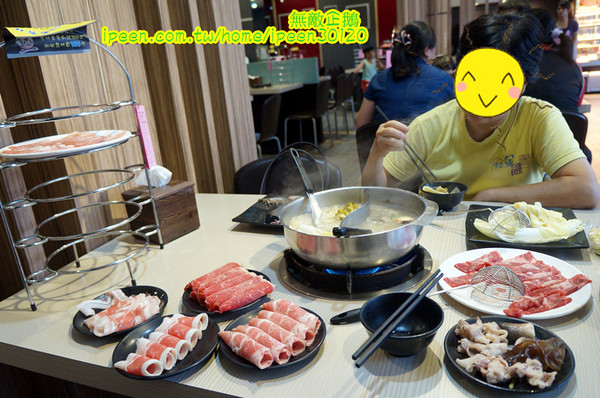 饗宴麻辣火鍋：【台南-東區】吃到飽x新鮮海產...只要$359+10％服務費~明治冰淇淋/豆花/魚冊《饗宴麻辣火鍋》