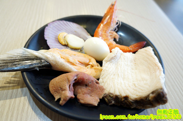 饗宴麻辣火鍋：【台南-東區】吃到飽x新鮮海產...只要$359+10％服務費~明治冰淇淋/豆花/魚冊《饗宴麻辣火鍋》