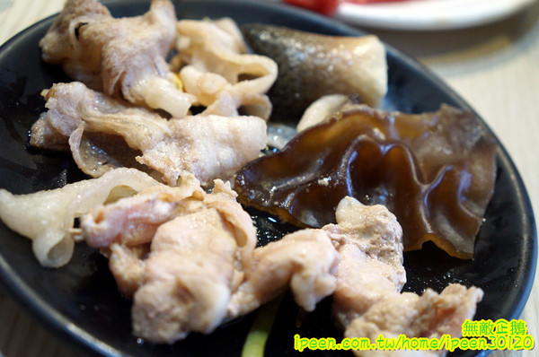 饗宴麻辣火鍋：【台南-東區】吃到飽x新鮮海產...只要$359+10％服務費~明治冰淇淋/豆花/魚冊《饗宴麻辣火鍋》