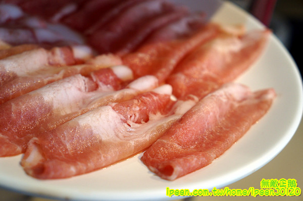 饗宴麻辣火鍋：【台南-東區】吃到飽x新鮮海產...只要$359+10％服務費~明治冰淇淋/豆花/魚冊《饗宴麻辣火鍋》