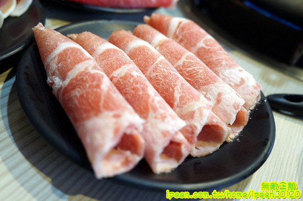 饗宴麻辣火鍋：【台南-東區】吃到飽x新鮮海產...只要$359+10％服務費~明治冰淇淋/豆花/魚冊《饗宴麻辣火鍋》