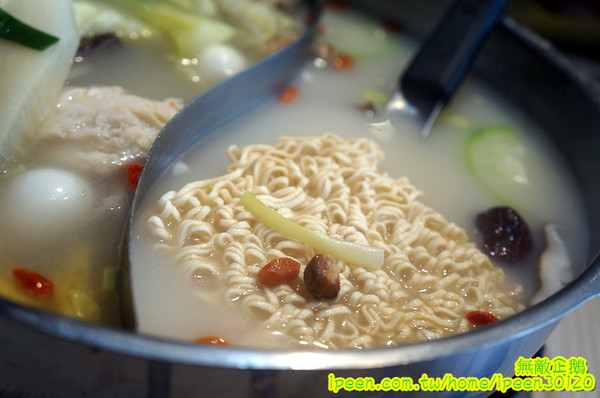 饗宴麻辣火鍋：【台南-東區】吃到飽x新鮮海產...只要$359+10％服務費~明治冰淇淋/豆花/魚冊《饗宴麻辣火鍋》