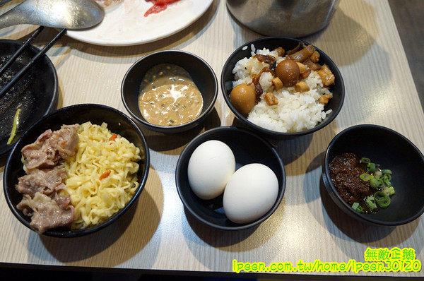 饗宴麻辣火鍋：【台南-東區】吃到飽x新鮮海產...只要$359+10％服務費~明治冰淇淋/豆花/魚冊《饗宴麻辣火鍋》